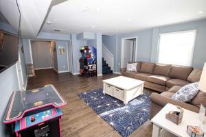 126, Newmania- Semi-Oceanfront, Private Pool with Cabana! Ocean Views! Pool Table!的电视和/或娱乐中心