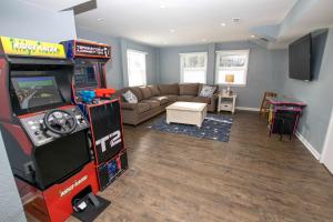 126, Newmania- Semi-Oceanfront, Private Pool with Cabana! Ocean Views! Pool Table!的游戏室