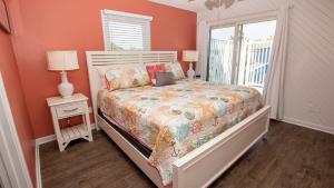 126, Newmania- Semi-Oceanfront, Private Pool with Cabana! Ocean Views! Pool Table!客房内的一张或多张床位