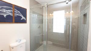 126, Newmania- Semi-Oceanfront, Private Pool with Cabana! Ocean Views! Pool Table!的一间浴室