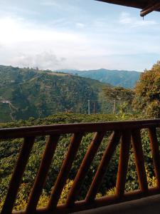 uma vista para as montanhas a partir de uma plantação de chá em Hospedaje mirador la Floresta em Santuario