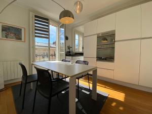 uma cozinha com uma mesa de jantar e cadeiras em Nice Sunny Central Paris em Paris