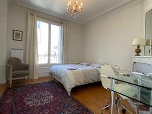 um quarto com uma cama e uma mesa de vidro em Nice Sunny Central Paris em Paris