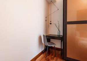 Une chaise est installée à côté d'un bureau dans la chambre. dans l'établissement San Massimo Guesthouse, à Turin 17 autres photos
