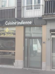 un magasin avec un panneau indiquant l'intolérance culinaire dans l'établissement Les bulles de Mona "LE WILSON", à Villeurbanne