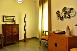 a room with a dresser and a telephone in it at Ross House in Nocera Inferiore