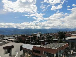 Blick auf eine Stadt mit Bergen im Hintergrund in der Unterkunft GRAN EMPERADOR in Fusagasuga