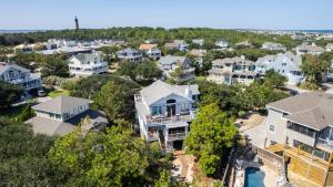 una vista aérea de un barrio residencial con casas en 136, Sto Lat By The Sea- Oceanside, Hot Tub, Community Amenities, Close to Beach!, en Corolla