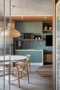 大坎普的住宿－Studio Bali，厨房配有绿色橱柜和餐桌