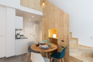 cocina y comedor con mesa y sillas en BNBHolder Modern Loft III Centre, en Madrid