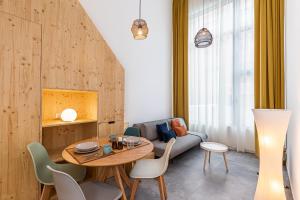 sala de estar con sofá y mesa en BNBHolder Modern Loft III Centre, en Madrid