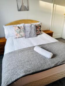 Een bed of bedden in een kamer bij Spacious Town House