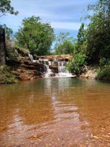 una cascada en medio de un río en casa axé luz no paraíso, en Alto Paraíso de Goiás