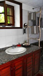 Finca del Sur في Las Indias: منضدة الحمام مع الحوض والمرآة