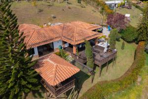 an overhead view of a large house with a roof at CASA CAMPESTRE MONTECARLO Guatapé- desayuno a pareja in Guatapé