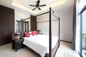 Postel nebo postele na pokoji v ubytování Villa Ata by Tropiclook Saiyuan style Nai Harn beach