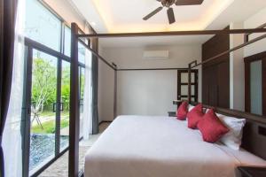 Postel nebo postele na pokoji v ubytování Villa Ata by Tropiclook Saiyuan style Nai Harn beach
