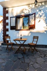 uma mesa e duas cadeiras em frente a um edifício em Casa Niebla - Zona Rural - Alajeró em Alajeró