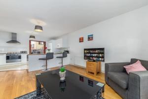 a living room with a couch and a table at Lovely 2 BR with patio Waterloo LM1 in London