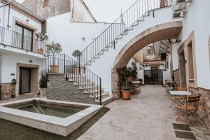 einen Innenhof mit einem Brunnen und einer Treppe in einem Gebäude in der Unterkunft Apartamentos Turaca in Trujillo