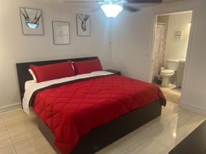 坦帕的住宿－Make yourself at home 1BR -1BA suite near airport，一间卧室配有红色的棉被和红色的棉被