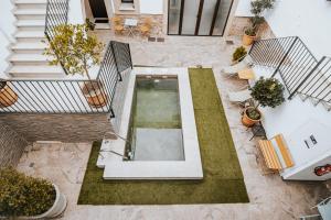an overhead view of a swimming pool in a house at Apartamentos Turaca in Trujillo