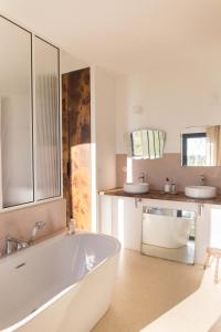 a large bathroom with a tub and two sinks at Maison d'hôtes le détour en pleine nature in Channay-sur-Lathan