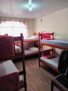 a room with two bunk beds and a window at Casa Verde in Joinville