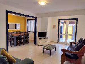 a living room with a couch and a dining room at Casa com garagem - 300m da Rua das Pedras in Búzios