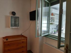 Televízia a/alebo spoločenská miestnosť v ubytovaní Zrínyi 11 Apartments