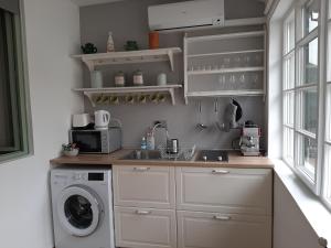 Kuchyňa alebo kuchynka v ubytovaní Zrínyi 11 Apartments