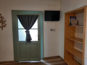 Televízia a/alebo spoločenská miestnosť v ubytovaní Zrínyi 11 Apartments