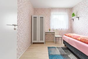 Tempat tidur dalam kamar di Merve Comfort Aparts2-Hannover HALAL حلال