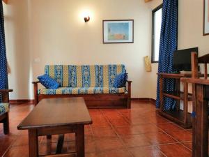 uma sala de estar com um sofá e uma mesa em Casa Carolina 2 em Playa de Santiago