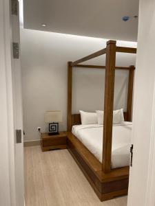 una camera con letto e struttura in legno di Flower 1 Al Mughrizat a Riyad
