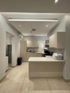 una grande cucina con armadi bianchi e piano di lavoro di Flower 1 Al Mughrizat a Riyad