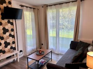 TV a/nebo společenská místnost v ubytování Appartement Le Freya avec terrasse à 5 min Honfleur - Piscine - Parking - Wifi
