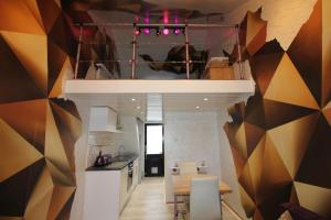 een keuken en eetkamer met een muur met geometrische patronen bij Fantastic Waterside apartment in Brighton Marina in Brighton & Hove