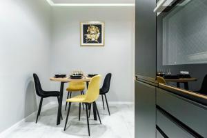 comedor con mesa y sillas amarillas en Apartamenty Active Residence typu Superior, en Lublin