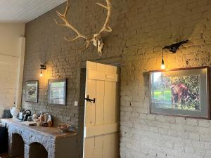 uma cozinha com uma pintura de cavalo na parede em Highfield Farm em Fakenham