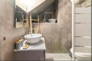 La salle de bains est pourvue d'un lavabo sur un comptoir. dans l'établissement Stunning studio near center of athens, à Athènes