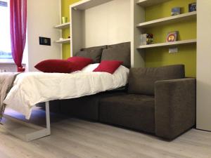 ミラノにあるアパートメント メロッツォのベッド1台とソファ1台が備わります。