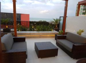 若昂佩索阿的住宿－Flat Eco Summer Tambaú Apto 2Qts, Cozinha completa，带沙发的海景天井