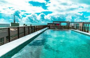 a swimming pool on the roof of a building at Flat Eco Summer Tambaú Apto 2Qts, Cozinha completa in João Pessoa