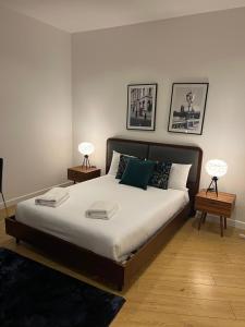 a bedroom with a large bed with two lamps at Tranquil 1 BR Retreat in Piccadilly VR4 in London