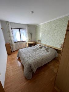 sypialnia z dużym łóżkiem w pokoju w obiekcie APPARTAMENTO OLGA w mieście Massimeno