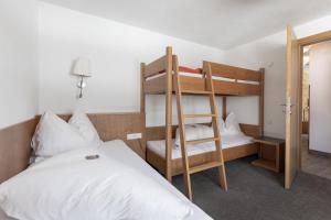 מיטה או מיטות קומותיים בחדר ב-Hotel Garni Birkhahn
