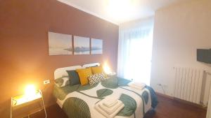 - une chambre avec un lit doté d'oreillers jaunes et d'une fenêtre dans l'établissement RomagnaBNB Nereo, à Forlì