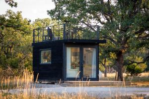Fotografie z fotogalerie ubytování New! Luxury Shipping Container The Desert Escape v destinaci Fredericksburg