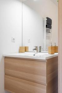 a bathroom with a sink and a mirror at T2 Entre la plage et le Vélodrome - Clim/Parking in Marseille